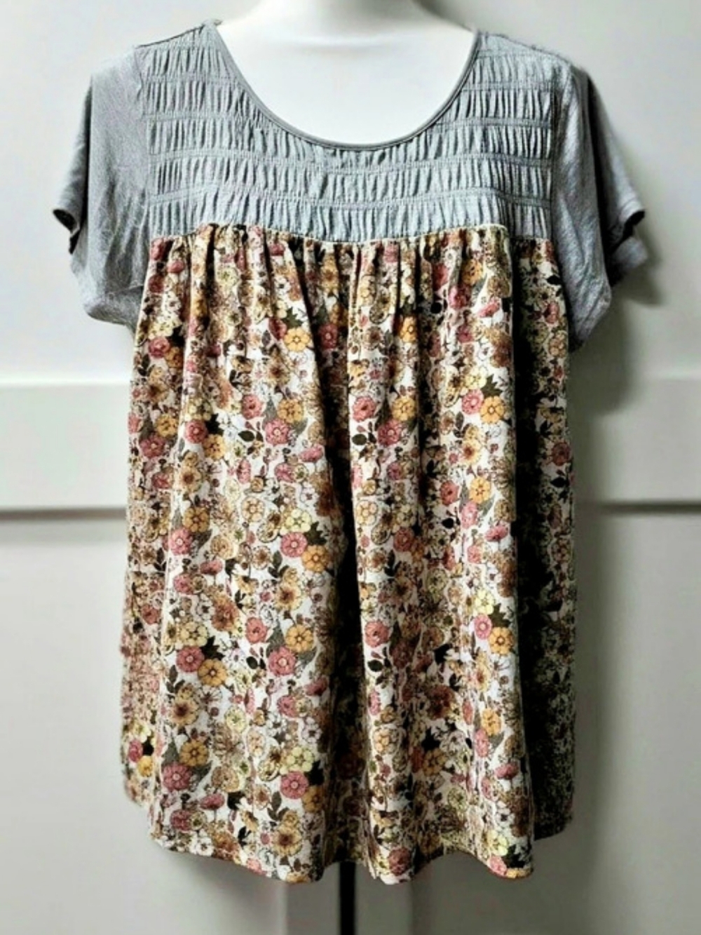 SO Floral Smocked Tunic in Gray & Pink Size Large